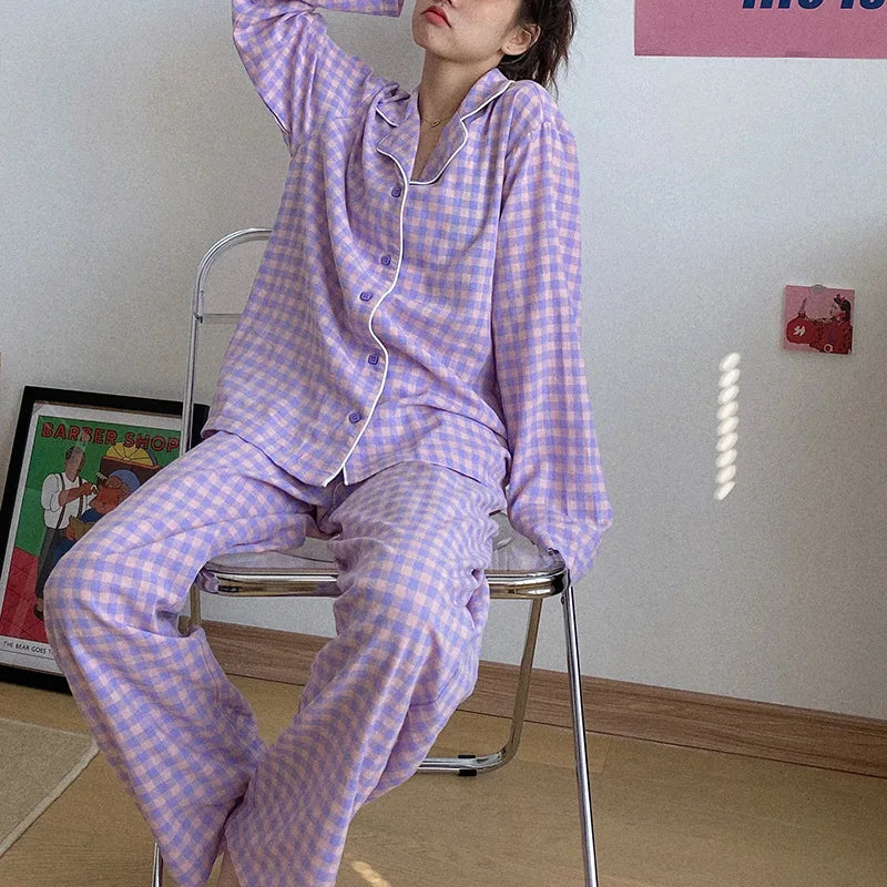 ضف الراحة والأناقة إلى أوقات الاسترخاء مع هذه البدلة الليلية النسائية المصممة بأكمام طويلة وفضفاضة.