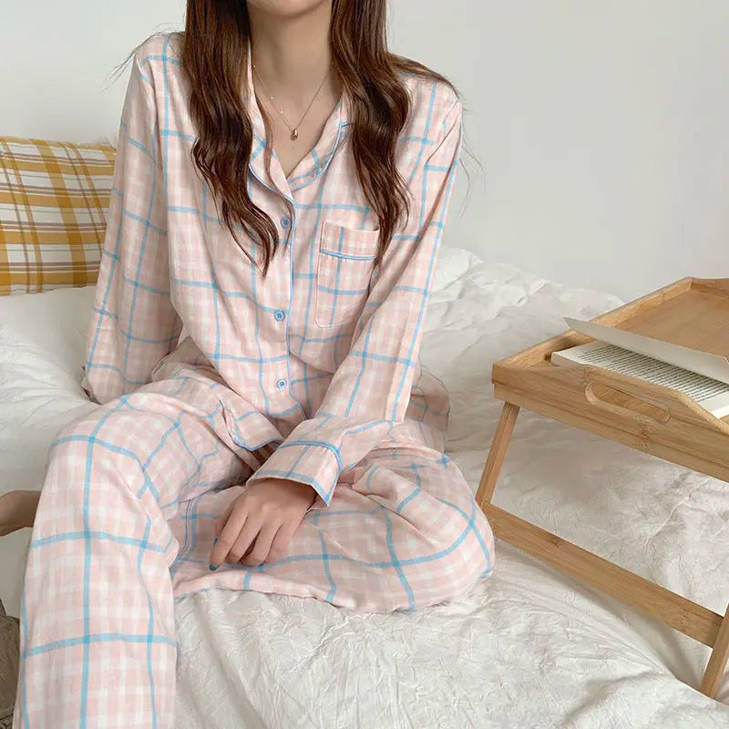 ضف الراحة والأناقة إلى أوقات الاسترخاء مع هذه البدلة الليلية النسائية المصممة بأكمام طويلة وفضفاضة.
