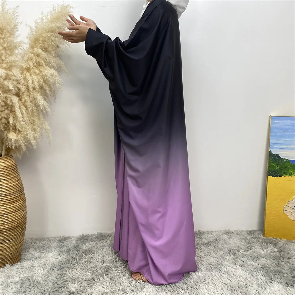 تقدم هذه القطعة النسائية المفتوحة تصميمًا فنيًا بصبغات نابضة بالحياة تعكس الأناقة والراحة في آنٍ واحد. تتميز بأكمام طويلة فضفاضة تضفي لمسة من الحرية في الحركة،