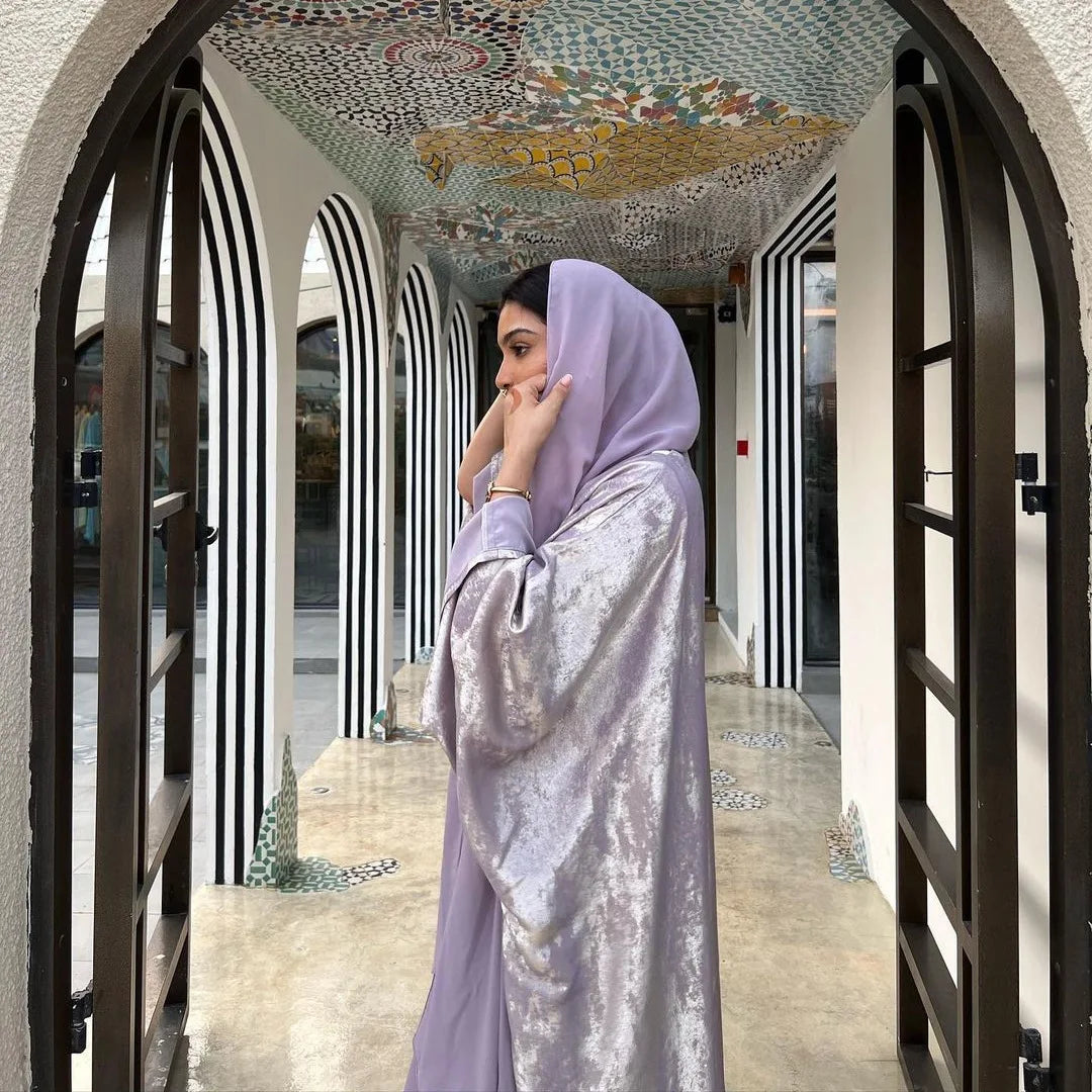 عباية فاخرة بتصميم لامع للمناسبات  ، تجمع بين الأناقة والراحة بفضل قماش التوينغ الساتان الفاخر.