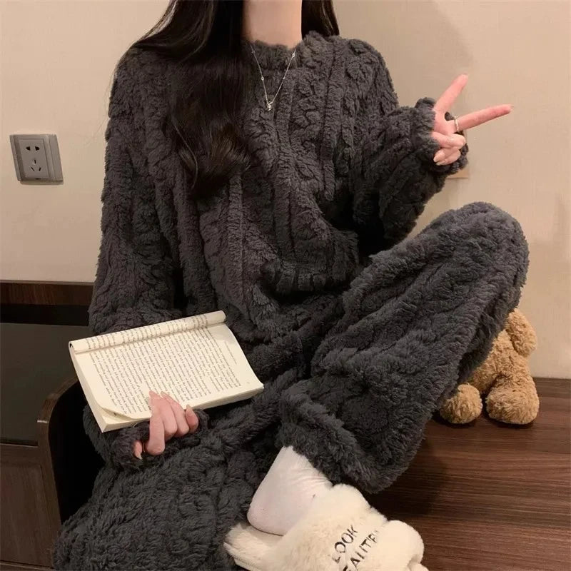 تجمع هذه البيجاما الدافئة من جاكار بين الأناقة والراحة بفضل قماشها المخملي الكورالي وسماكتها المصنوعة من الصوف، مما يجعلها مثالية لمواسم الخريف والشتاء.