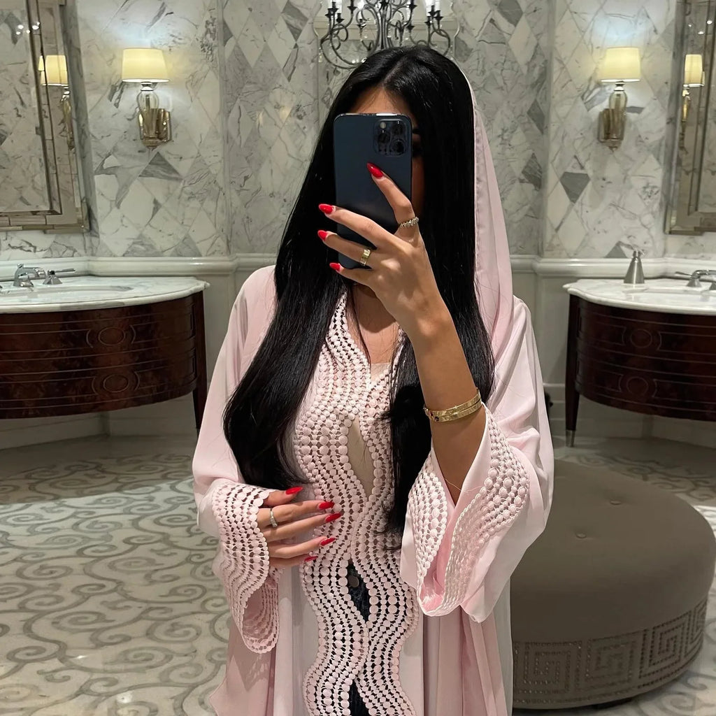 وصف المنتج ارتق بخزانة ملابسك المحتشمة مع هذه الكارديغان متعددة الاستخدامات، المصممة بعناية للمرأة المسلمة العصرية.