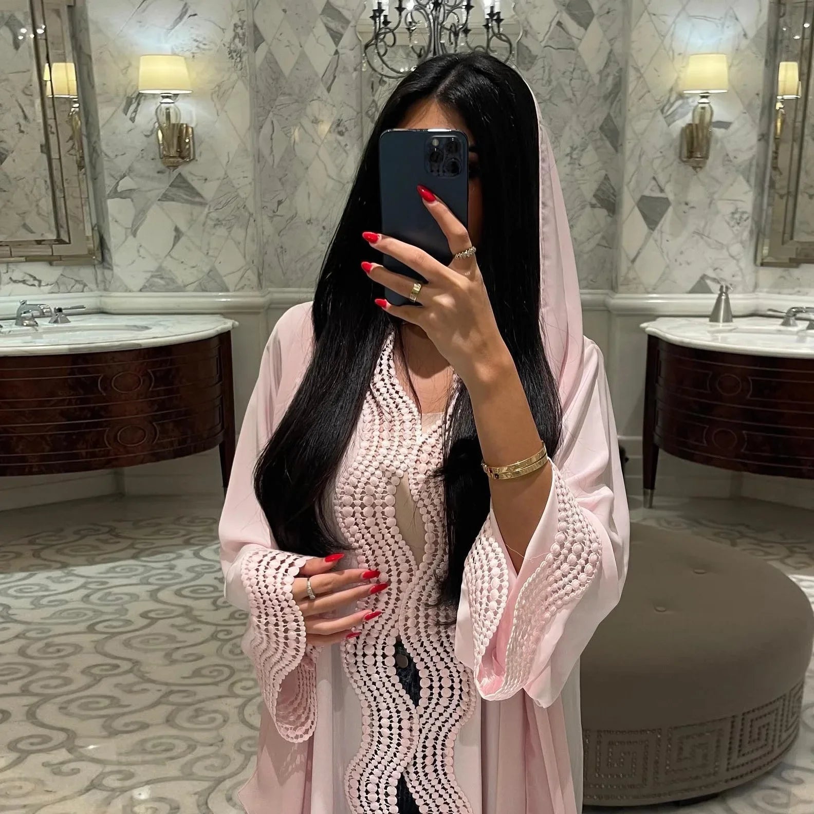وصف المنتج ارتق بخزانة ملابسك المحتشمة مع هذه الكارديغان متعددة الاستخدامات، المصممة بعناية للمرأة المسلمة العصرية.