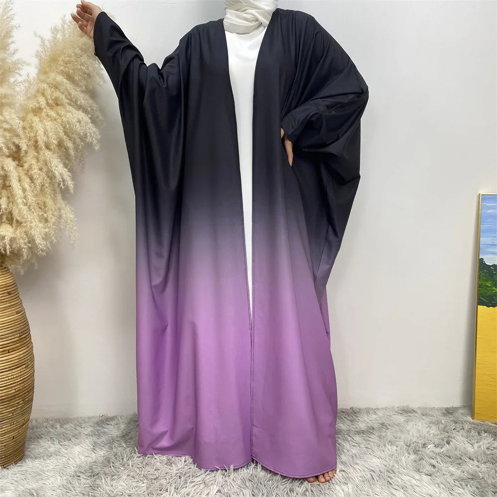 تقدم هذه القطعة النسائية المفتوحة تصميمًا فنيًا بصبغات نابضة بالحياة تعكس الأناقة والراحة في آنٍ واحد. تتميز بأكمام طويلة فضفاضة تضفي لمسة من الحرية في الحركة،