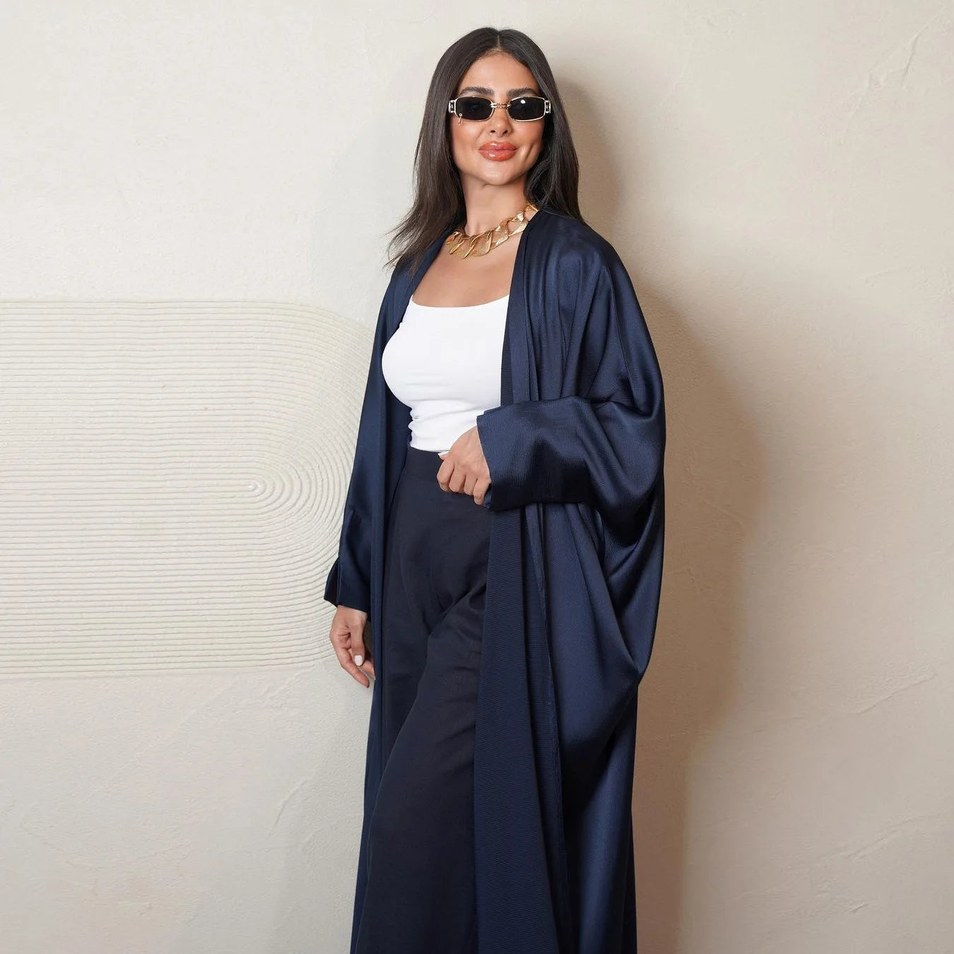 عباءة كافية بكم بات سليف مودست باللونين الأسود والأزرق تجمع بين الأناقة والاحتشام، مصممة خصيصًا لتلبي احتياجات المرأة في دبي.