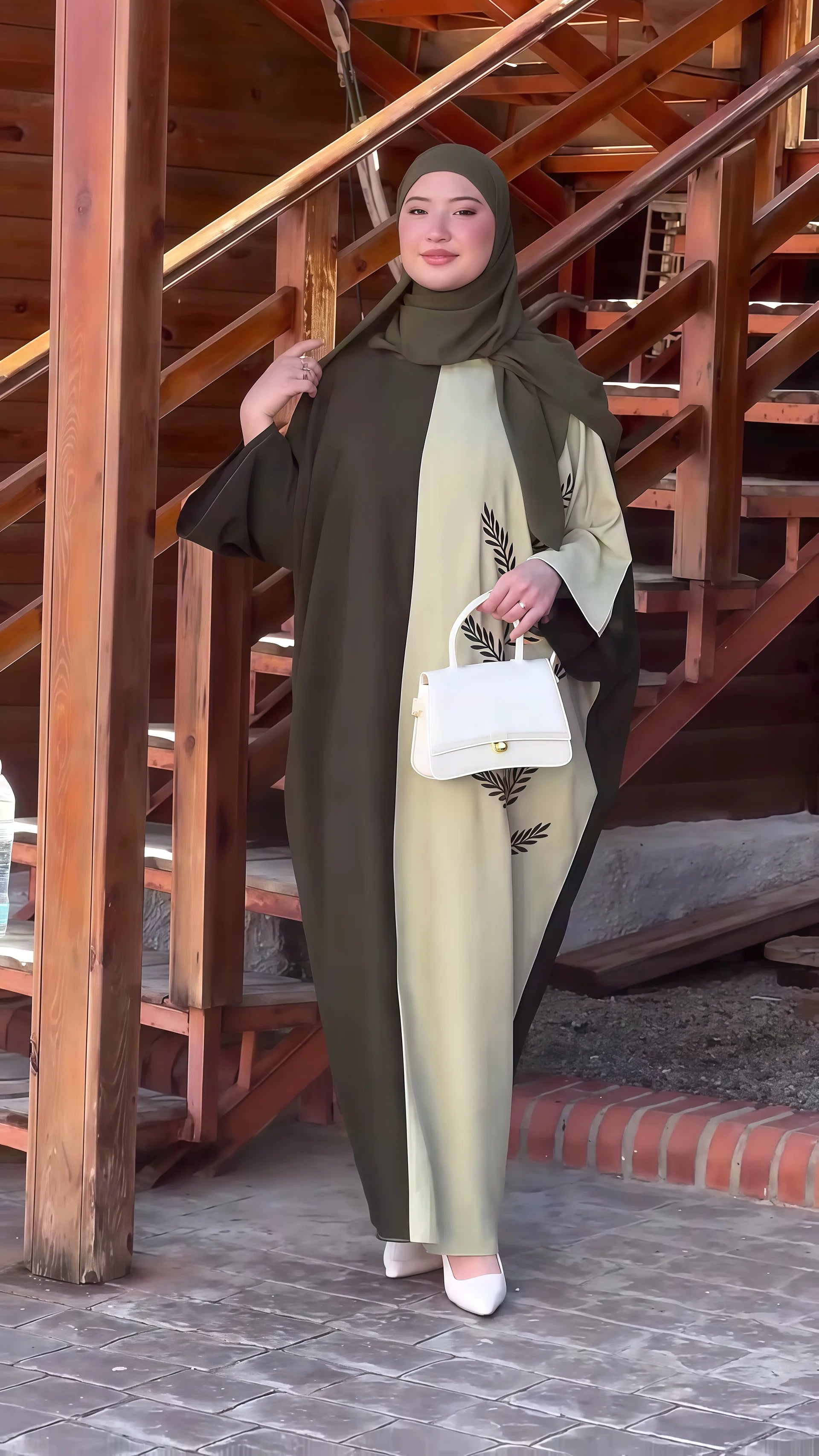 عباءة نسائية تجمع بين الأناقة والاحتشام بتدرج لونين مميز يضيف لمسة عصرية ورقي إلى مظهرك.