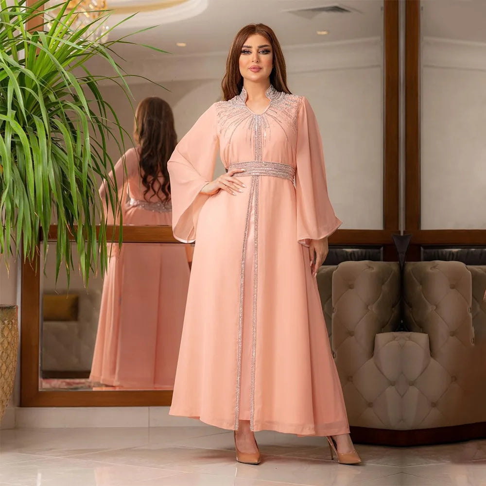 ارفع من شراكة الموضة المحتشمة مع هذا الفستان الفاخر الفاخر، المصمم لتكريم التقاليد الإسلامية الخالدة مع احتضان الأناقة المعاصرة.