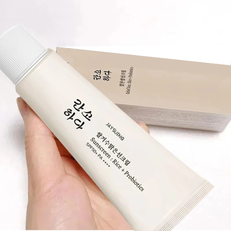 واقي الشمس بروبيوتيك من الأرز الكوري SPF50+ يقدم حماية فعالة وعالية ضد أشعة الشمس الضارة، مع تركيبة مرطبة وناعمة تحافظ على توازن البشرة.