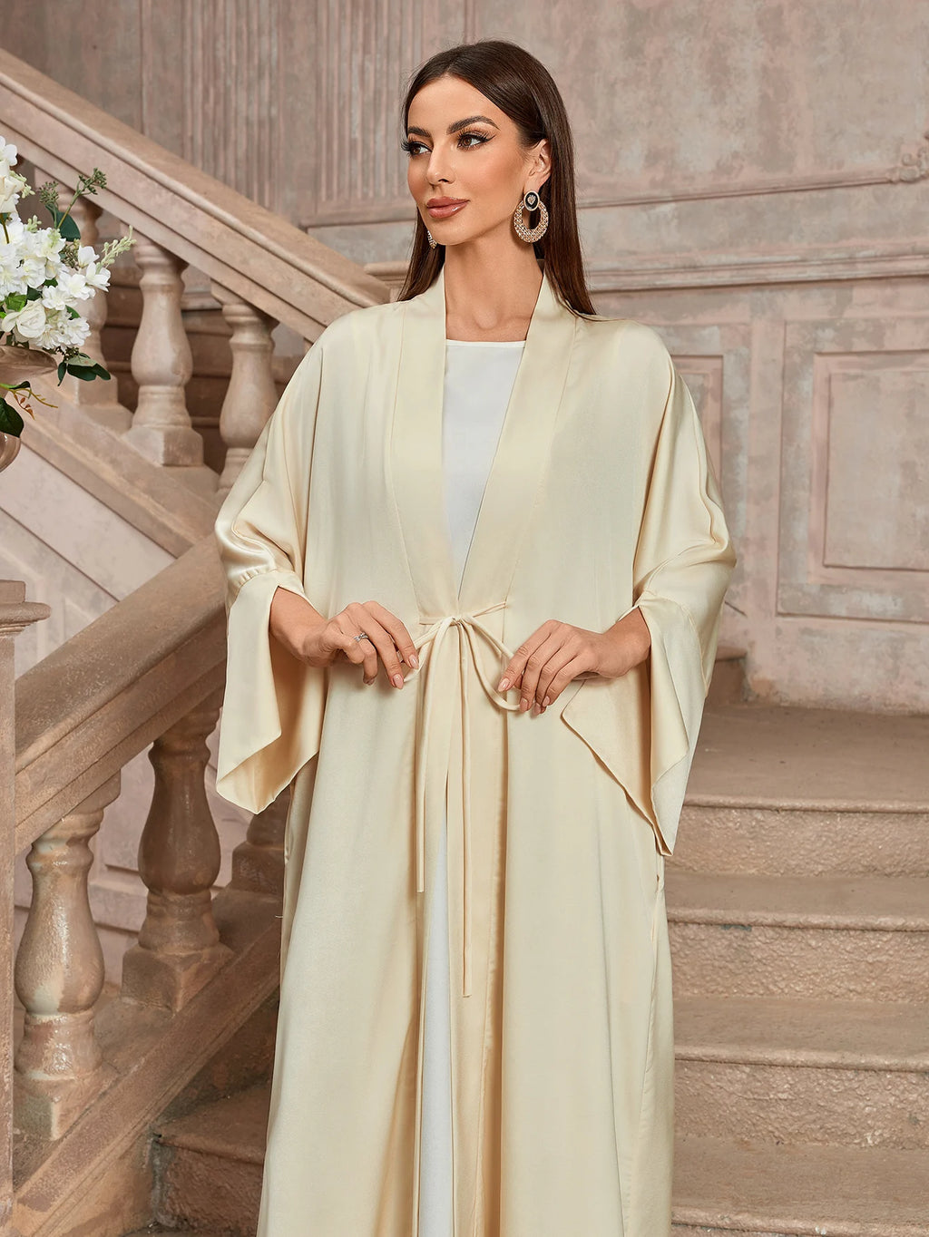 استمتعي بالعباية الجديدة ذات الأكمام الباتوين العصرية، مع حزام أنيق يحدد الخصر ويضيف لمسة من المرح على إطلالتك.