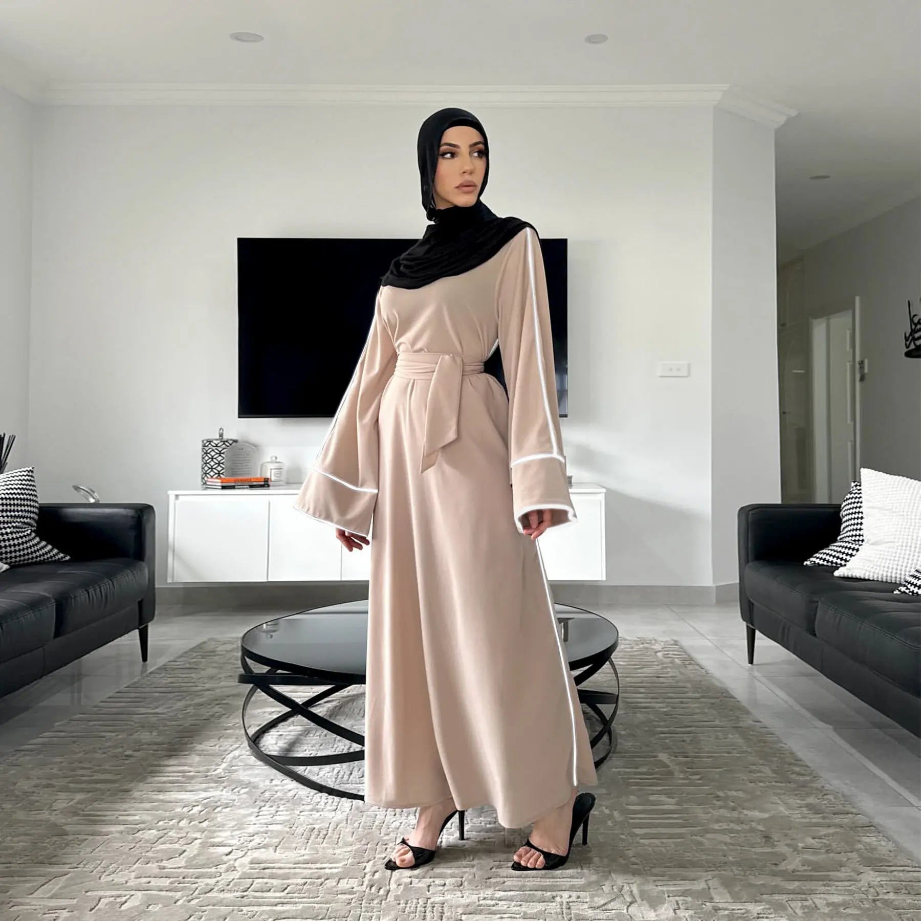 عباءة بيج جديدة لعام 2025 تجمع بين الراحة والأناقة مع حزام عند الخصر يبرز جمال قوامك. تصميم الأكمام مناسب للاستخدام اليومي،
