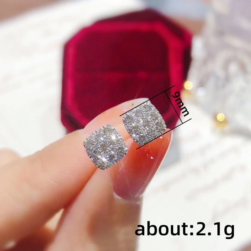 تقدم هذه الأقراط الدرزية شكلًا مربعًا بسيطًا وأنيقًا، مزينة بحجر CZ اللامع الذي يضيف لمسة من التألق والاحترافية.