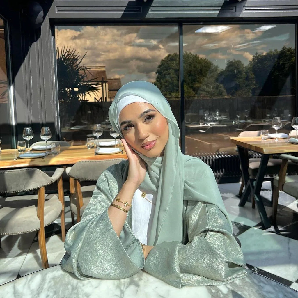 عباية فاخرة بتصميم لامع للمناسبات  ، تجمع بين الأناقة والراحة بفضل قماش التوينغ الساتان الفاخر.