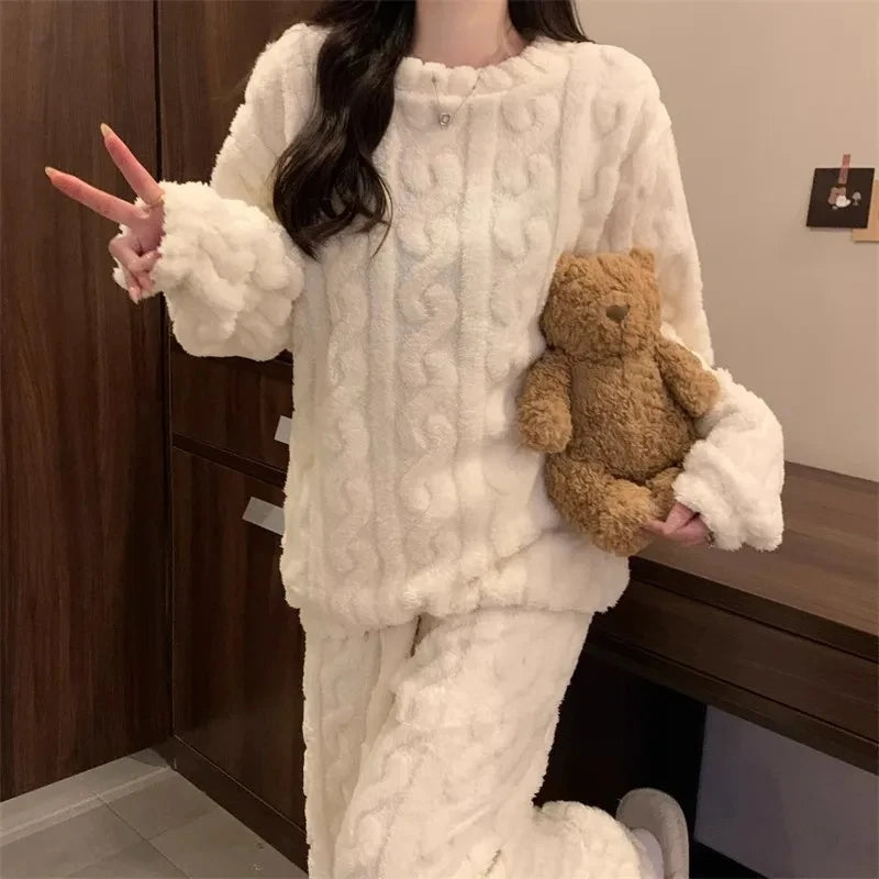 تجمع هذه البيجاما الدافئة من جاكار بين الأناقة والراحة بفضل قماشها المخملي الكورالي وسماكتها المصنوعة من الصوف، مما يجعلها مثالية لمواسم الخريف والشتاء.