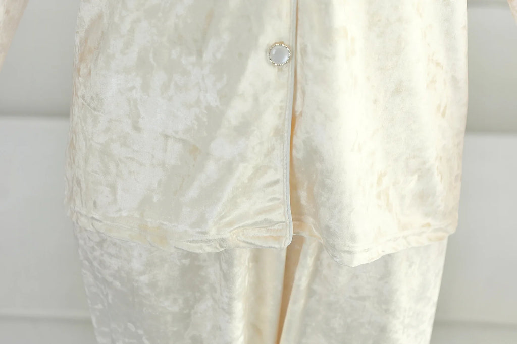 تتميز هذه البيجامات الفاخرة المصنوعة من المخمل عالي الجودة بتصميم مريح وأنيق يناسب أجواء الخريف،