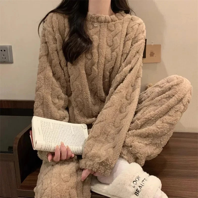 تجمع هذه البيجاما الدافئة من جاكار بين الأناقة والراحة بفضل قماشها المخملي الكورالي وسماكتها المصنوعة من الصوف، مما يجعلها مثالية لمواسم الخريف والشتاء.