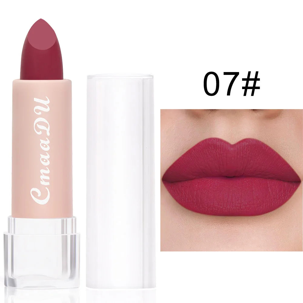 أحمر الشفاه السائل من CmaaDu 15Color Pro يقدم تغطية غنية ومطفأة مع ملمس ناعم وخفيف بفضل تركيبته التي تحتوي على زيت خفيف.