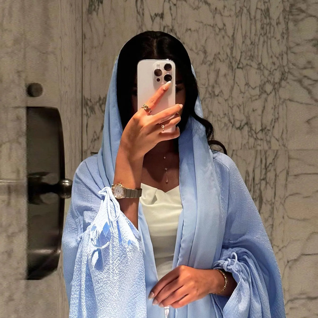 تألقي بأناقة العباية النسائية ذات التصميم العصري المميز، المزوّدة بأكمام قابلة للتعديل لتناسب راحتك طوال اليوم.