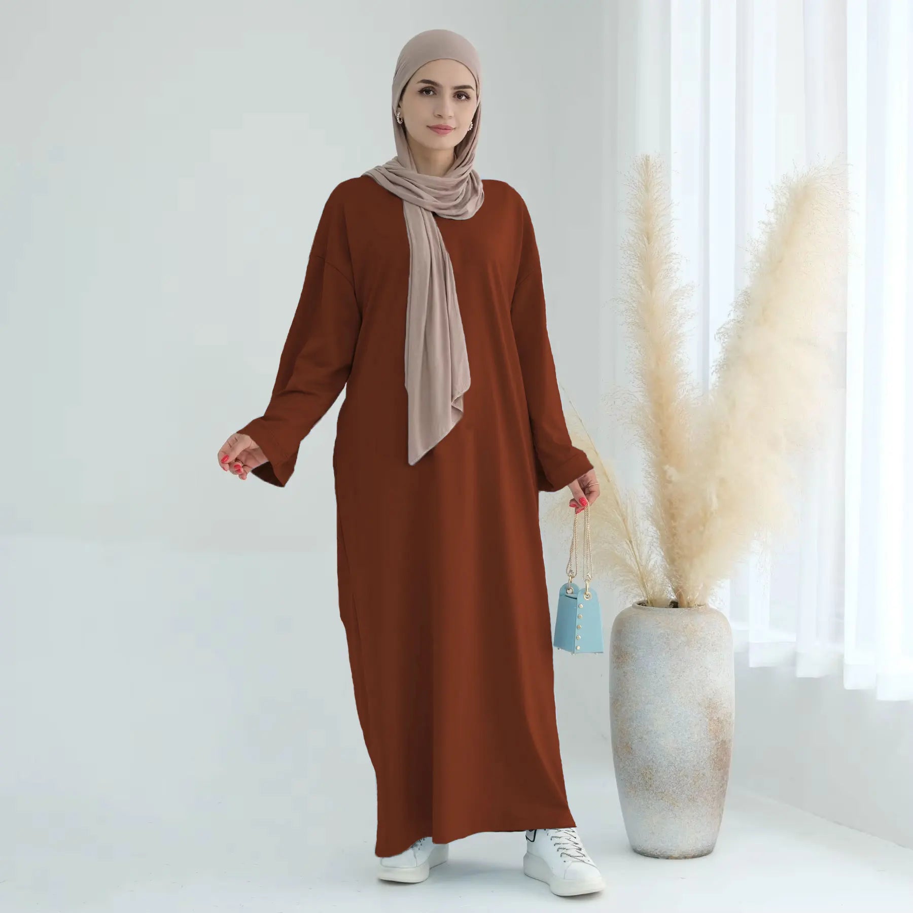 تألقي  مع عباءة واسعة ومريحة مصممة خصيصًا في الدار البيضاء! هذه العباءة العملية تجمع بين الأناقة والوظيفة مع جيوبها العصرية التي تسهل عليك حمل مستلزماتك اليومية.