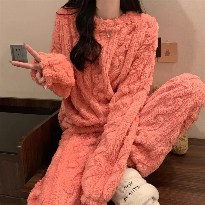 تجمع هذه البيجاما الدافئة من جاكار بين الأناقة والراحة بفضل قماشها المخملي الكورالي وسماكتها المصنوعة من الصوف، مما يجعلها مثالية لمواسم الخريف والشتاء.