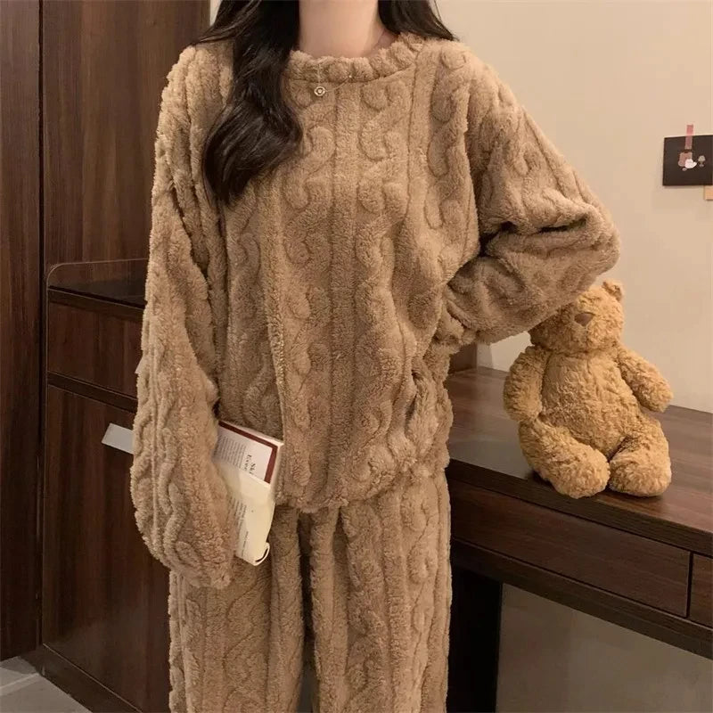 تجمع هذه البيجاما الدافئة من جاكار بين الأناقة والراحة بفضل قماشها المخملي الكورالي وسماكتها المصنوعة من الصوف، مما يجعلها مثالية لمواسم الخريف والشتاء.