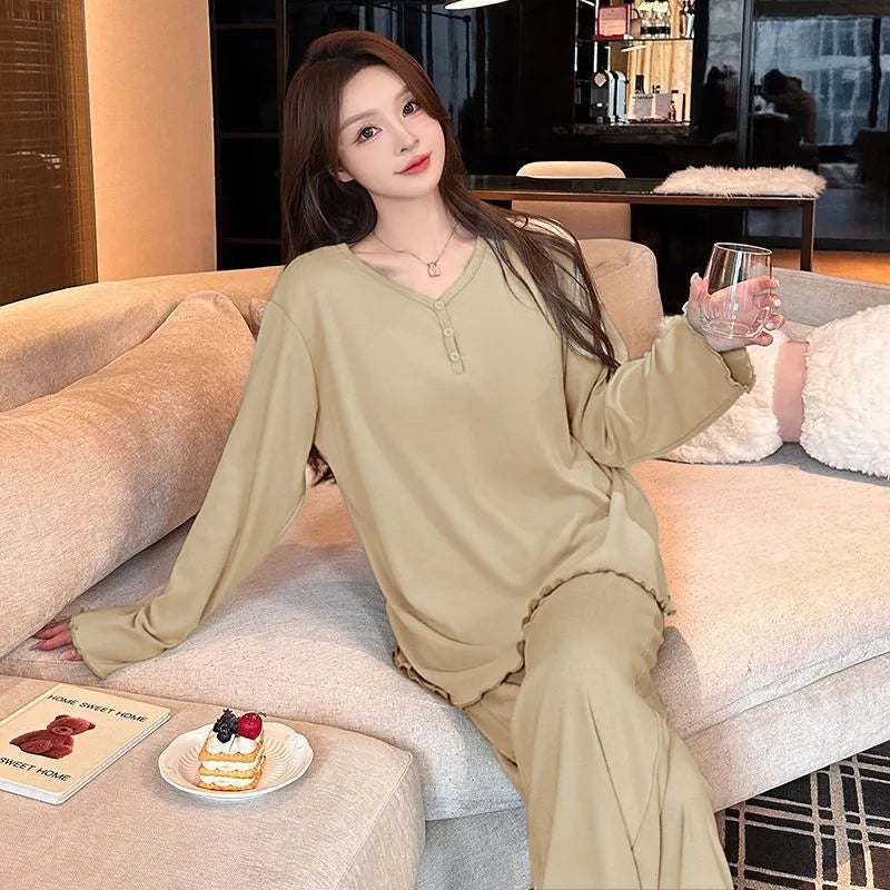 طقم بيجاما نسائي من المخمل الفاخر يتميز بياقة على شكل V لتوفير أناقة مريحة، وهو مثالي للنوم والاسترخاء.