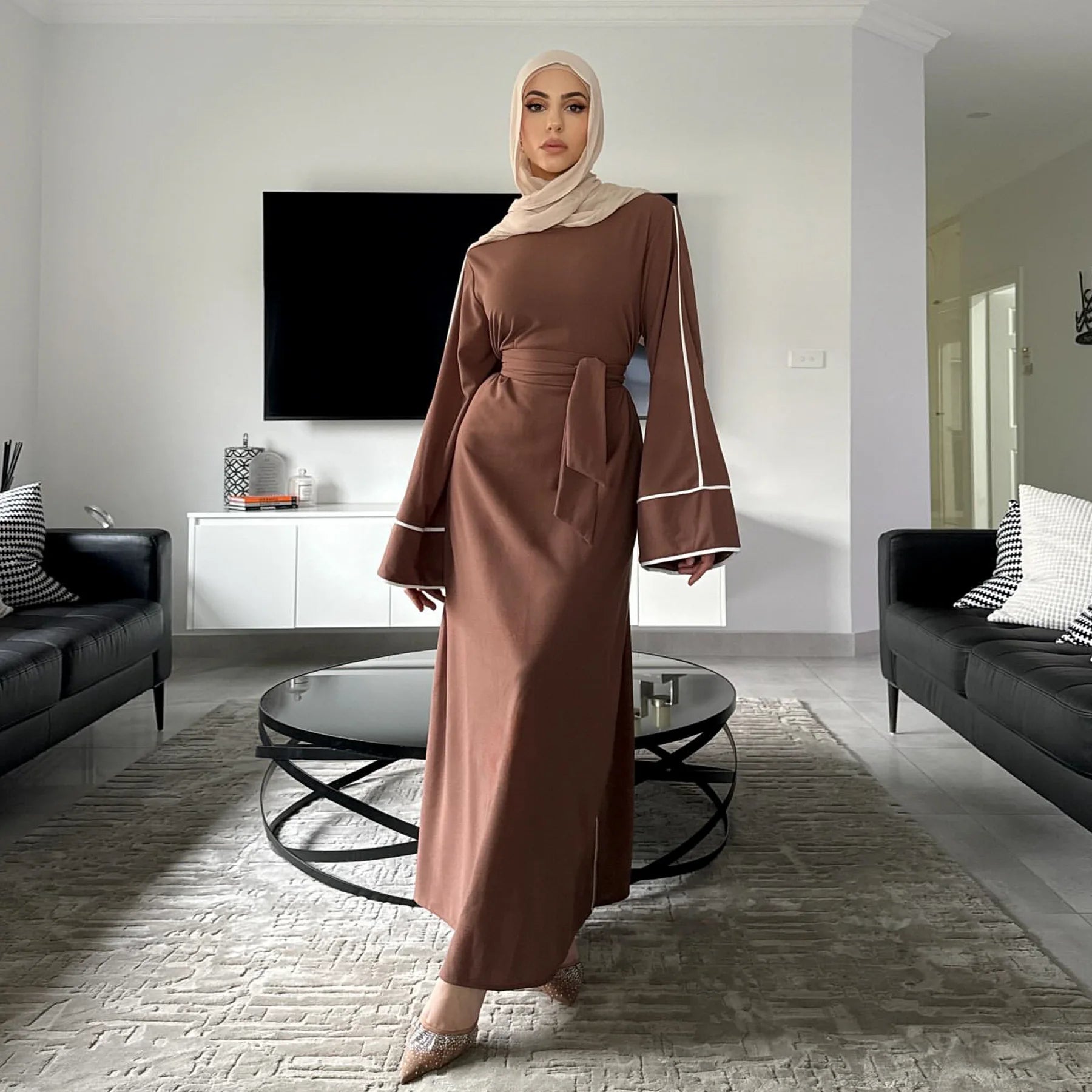عباءة بيج جديدة لعام 2025 تجمع بين الراحة والأناقة مع حزام عند الخصر يبرز جمال قوامك. تصميم الأكمام مناسب للاستخدام اليومي،