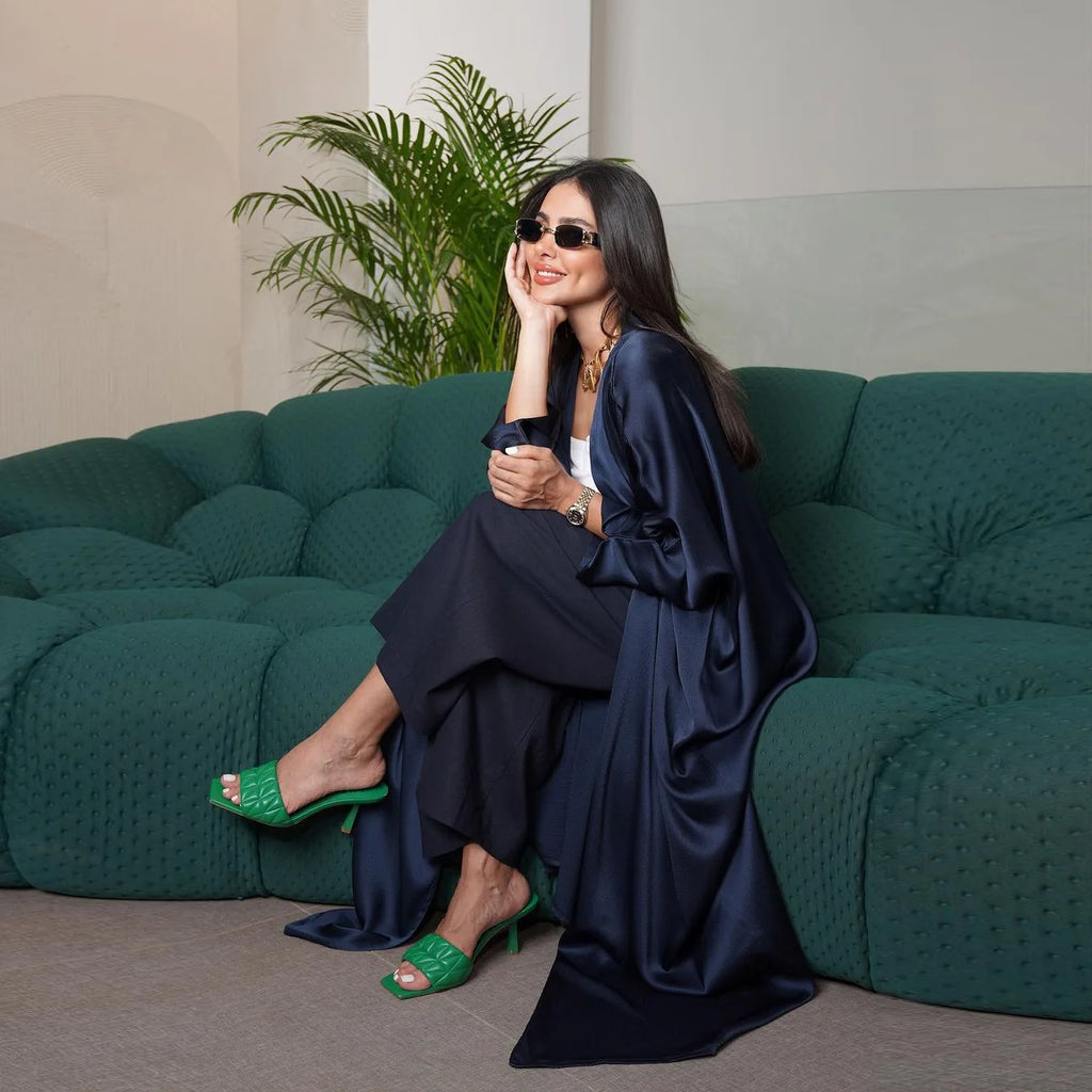 عباءة كافية بكم بات سليف مودست باللونين الأسود والأزرق تجمع بين الأناقة والاحتشام، مصممة خصيصًا لتلبي احتياجات المرأة في دبي.