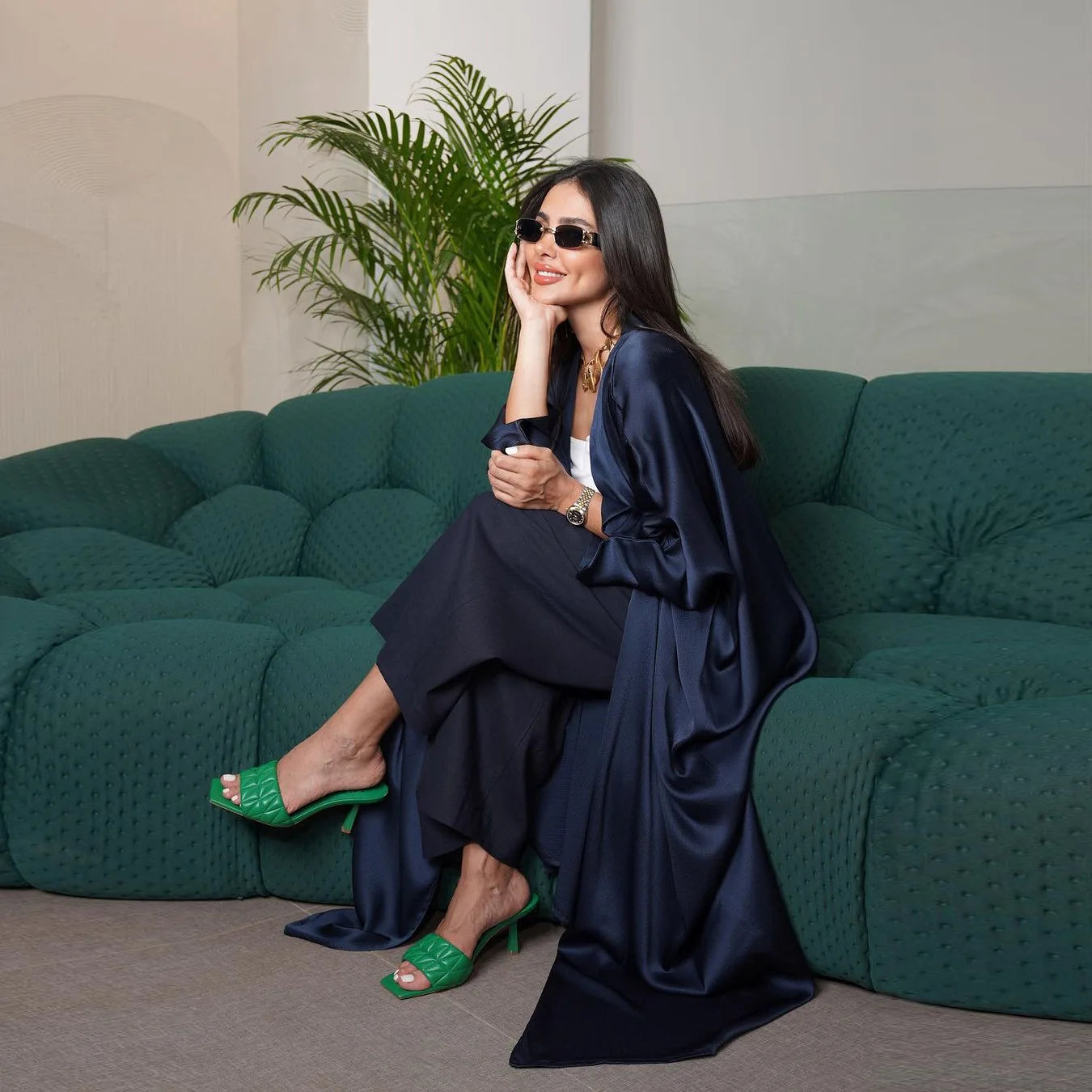 عباءة كافية بكم بات سليف مودست باللونين الأسود والأزرق تجمع بين الأناقة والاحتشام، مصممة خصيصًا لتلبي احتياجات المرأة في دبي.