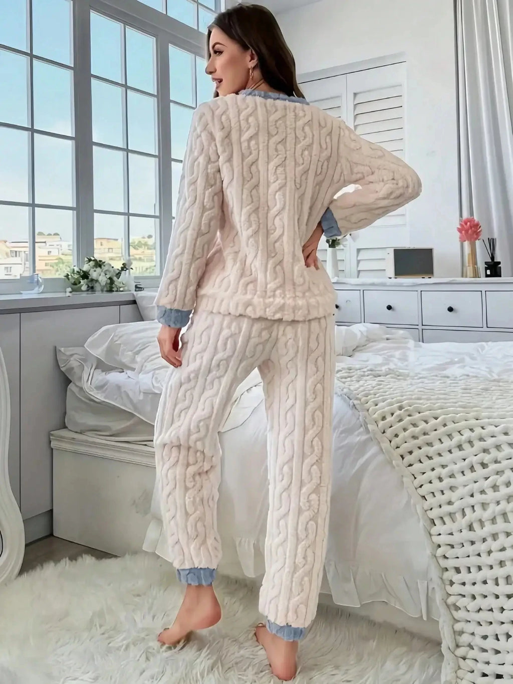 طقم بيجامات نسائي مكون من قطعتين مثالي لفصلي الخريف والشتاء.