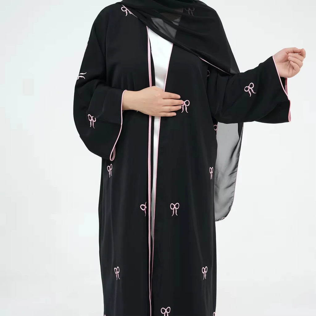 تألقي بأحدث كاردغان محتشم باللون الأسود، مُصمم خصيصًا الباحثات عن الأناقة والراحة في الصيف. تأتي العباءة مطرزة بتطريز قوس الكمون المصنوع من قماش نيدا عالي الجودة،