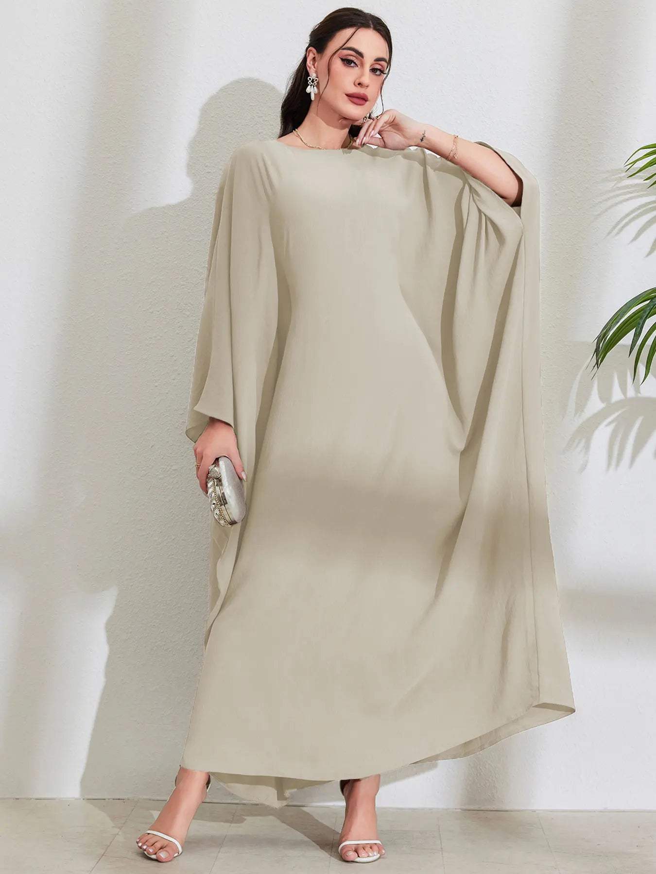 عباءة واسعة بأكمام فراشة تحليقها خفيف وأنيق! هذه العباءة تجمع بين روعة تصاميم دبي وتركيا ،