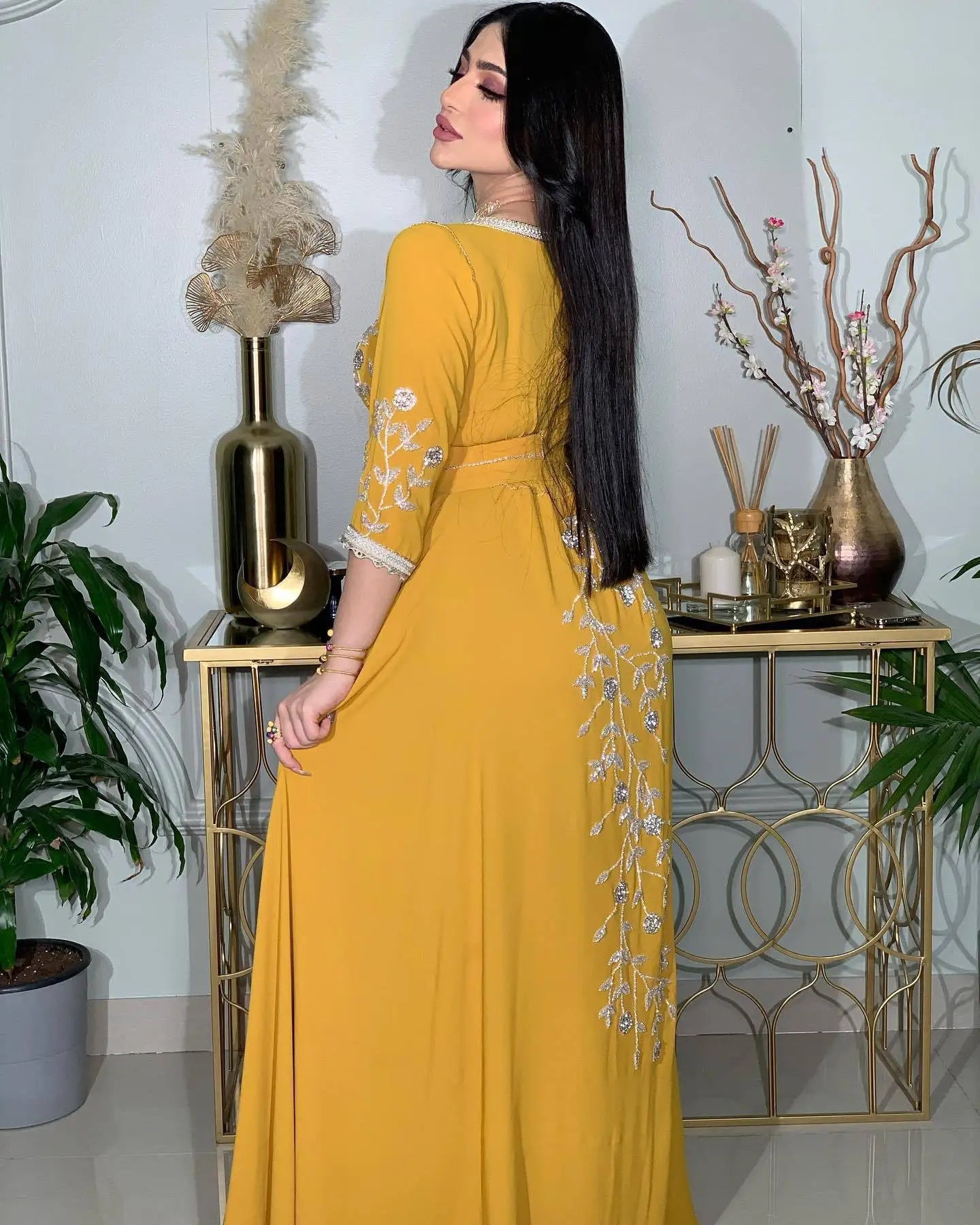 ارفع من مستوى احتفالاتك بعيد ورمضان مع هذه الجلابية المستوحاة من المغرب، المصممة خصيصا للمرأة المسلمة العصرية.