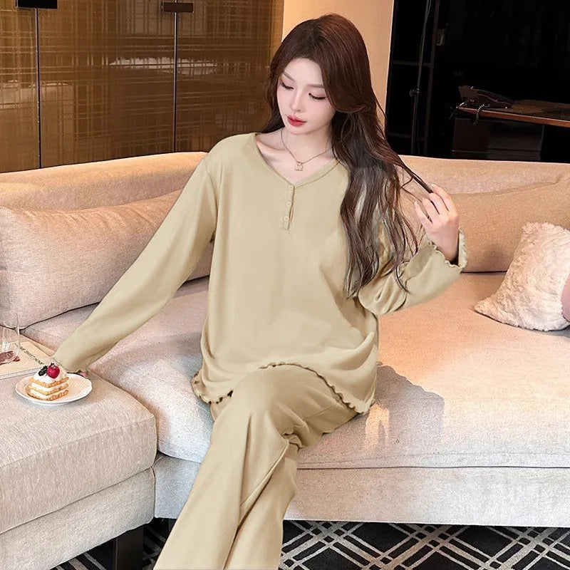 طقم بيجاما نسائي من المخمل الفاخر يتميز بياقة على شكل V لتوفير أناقة مريحة، وهو مثالي للنوم والاسترخاء.