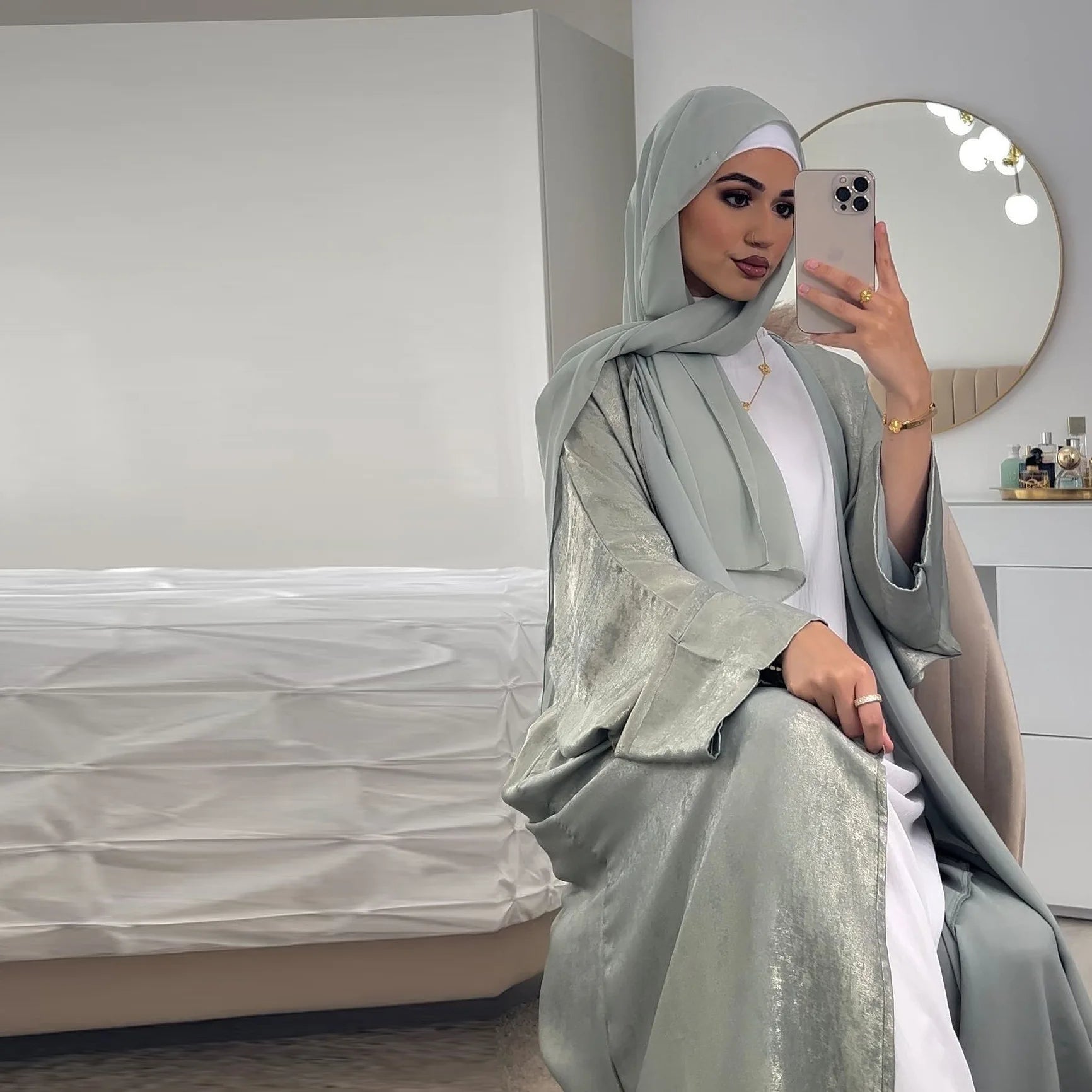 عباية فاخرة بتصميم لامع للمناسبات  ، تجمع بين الأناقة والراحة بفضل قماش التوينغ الساتان الفاخر.