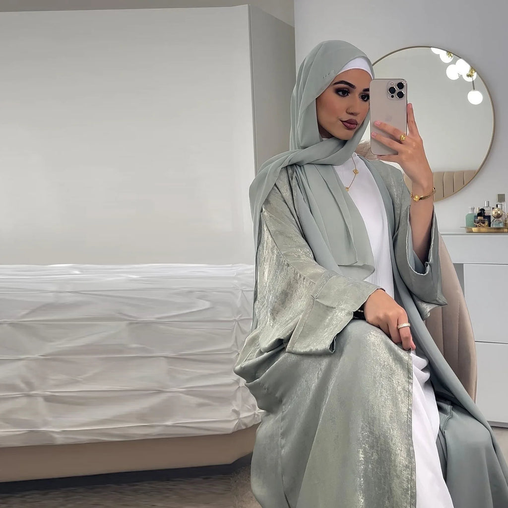 تقدم هذه العباءة الفاخرة بلون بني داكن لامع تصميمًا مستوحى من الأزياء التركية،