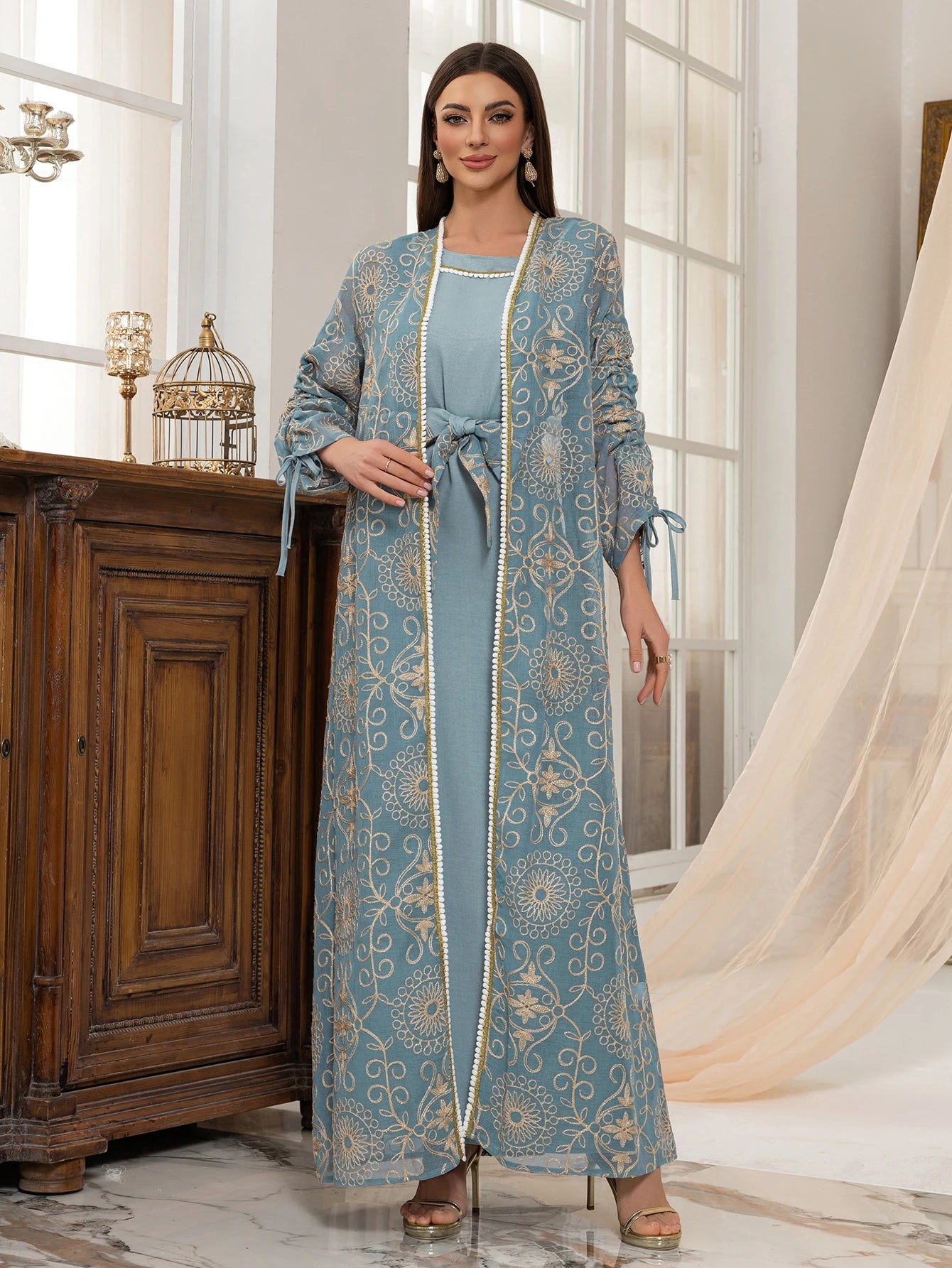 كافتان بتصميم شرق أوسطي يأخذك إلى قلب الخليج بأناقته المحتشمة وحزام خصر مزين بتطريز ذهبي يضفي لمسة فخامة.
