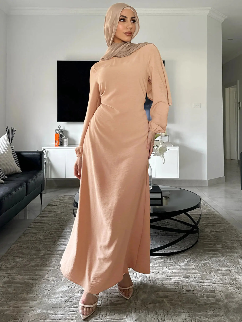 عباية نسائية بلون قهوة راقٍ لعام 2025، تجمع بين الأناقة والاحتشام في تصميم مستوحى من الكوفطان المغربي التقليدي.