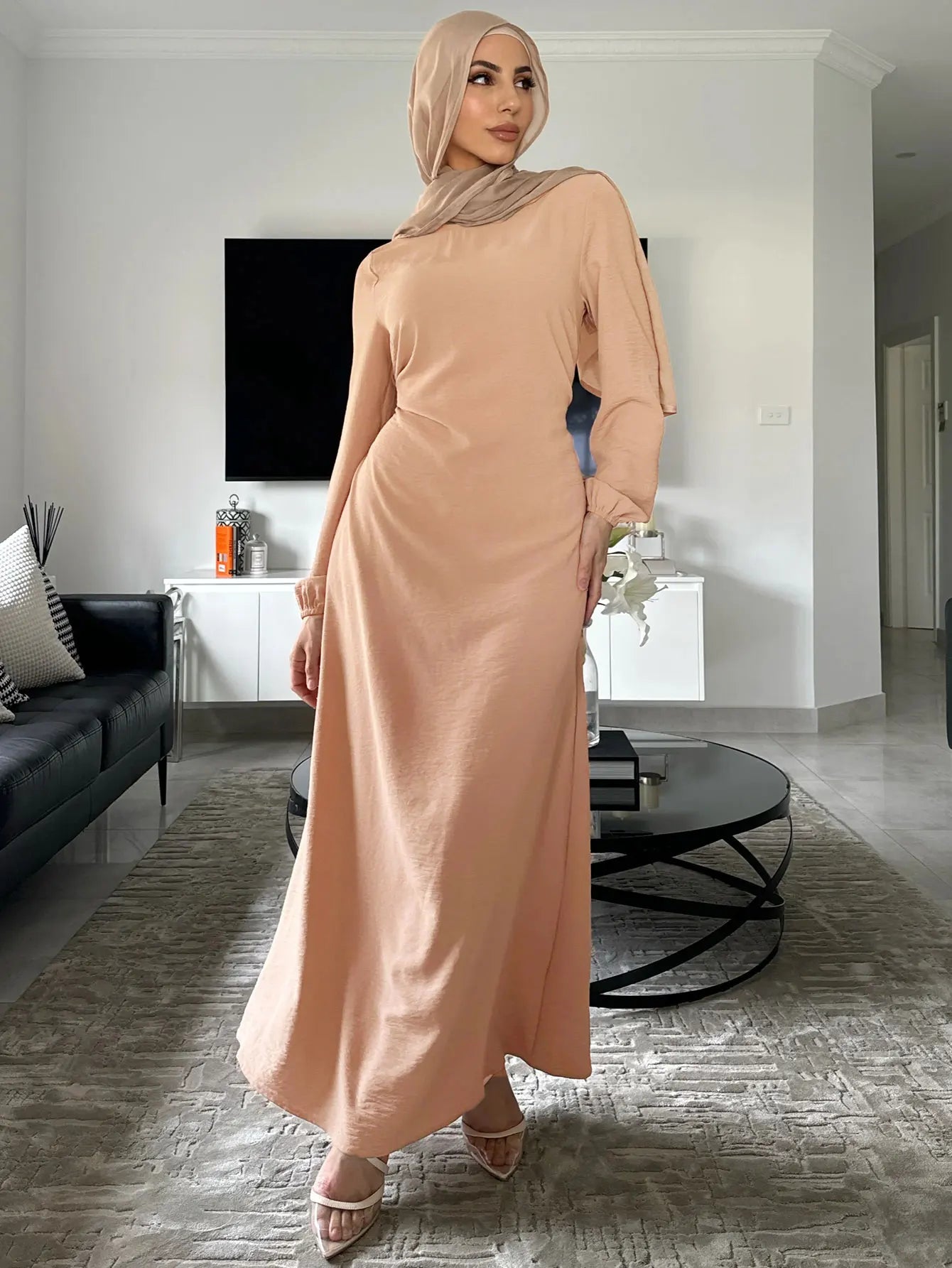 عباية نسائية بلون قهوة راقٍ لعام 2025، تجمع بين الأناقة والاحتشام في تصميم مستوحى من الكوفطان المغربي التقليدي.