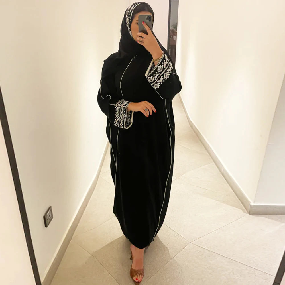 تألقي بإطلالتك مع عباءة تقليدية المزخرفة، التي تجمع بين الأناقة والاحتشام في تصميم واحد.