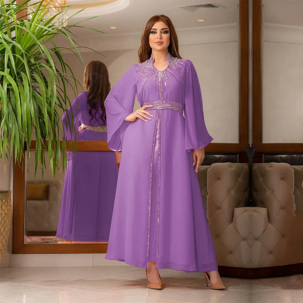 ارفع من شراكة الموضة المحتشمة مع هذا الفستان الفاخر الفاخر، المصمم لتكريم التقاليد الإسلامية الخالدة مع احتضان الأناقة المعاصرة.