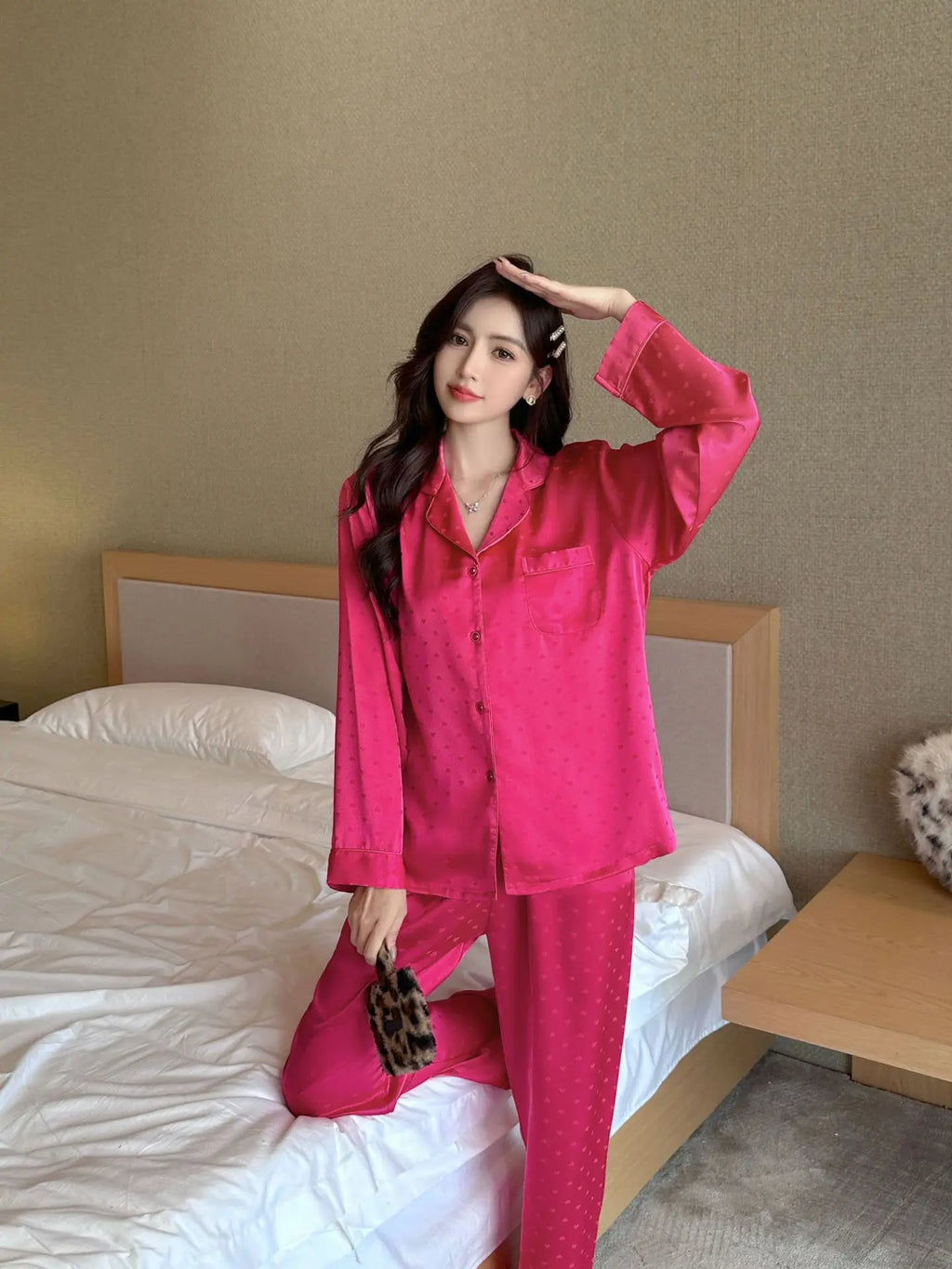 تتميز أطقم البيجامات النسائية هذه بقماش حريري ناعم يضفي لمسة فاخرة وجاذبية مثيرة، مع أكمام طويلة لمزيد من الراحة والدفء في أوقات النوم.