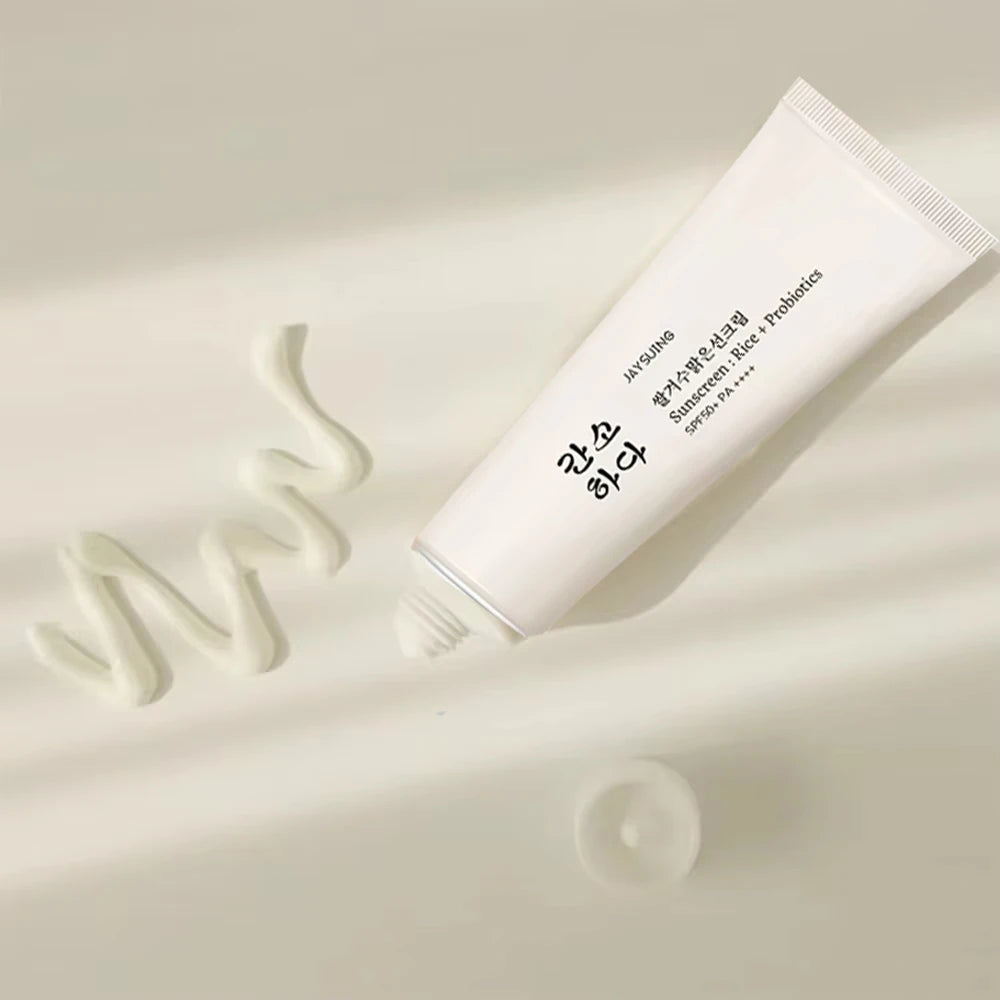 واقي الشمس بروبيوتيك من الأرز الكوري SPF50+ يقدم حماية فعالة وعالية ضد أشعة الشمس الضارة، مع تركيبة مرطبة وناعمة تحافظ على توازن البشرة.