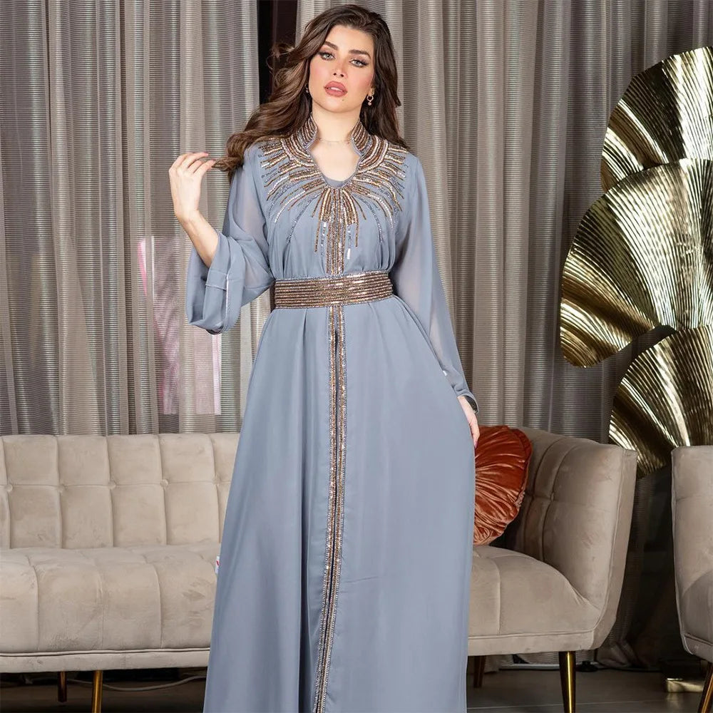ارفع من شراكة الموضة المحتشمة مع هذا الفستان الفاخر الفاخر، المصمم لتكريم التقاليد الإسلامية الخالدة مع احتضان الأناقة المعاصرة.