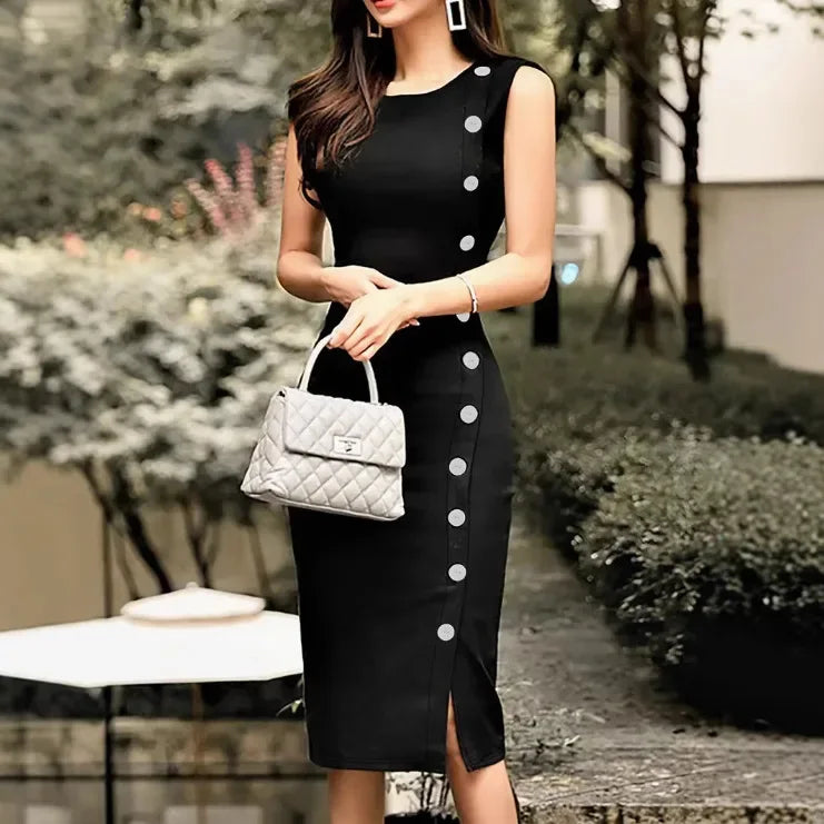 تألقي بأسلوب فريد مع هذا الفستان الأسود الأنيق! تصميمه المستدير مع أزرار متعددة يضيف لمسة كلاسيكية ساحرة،