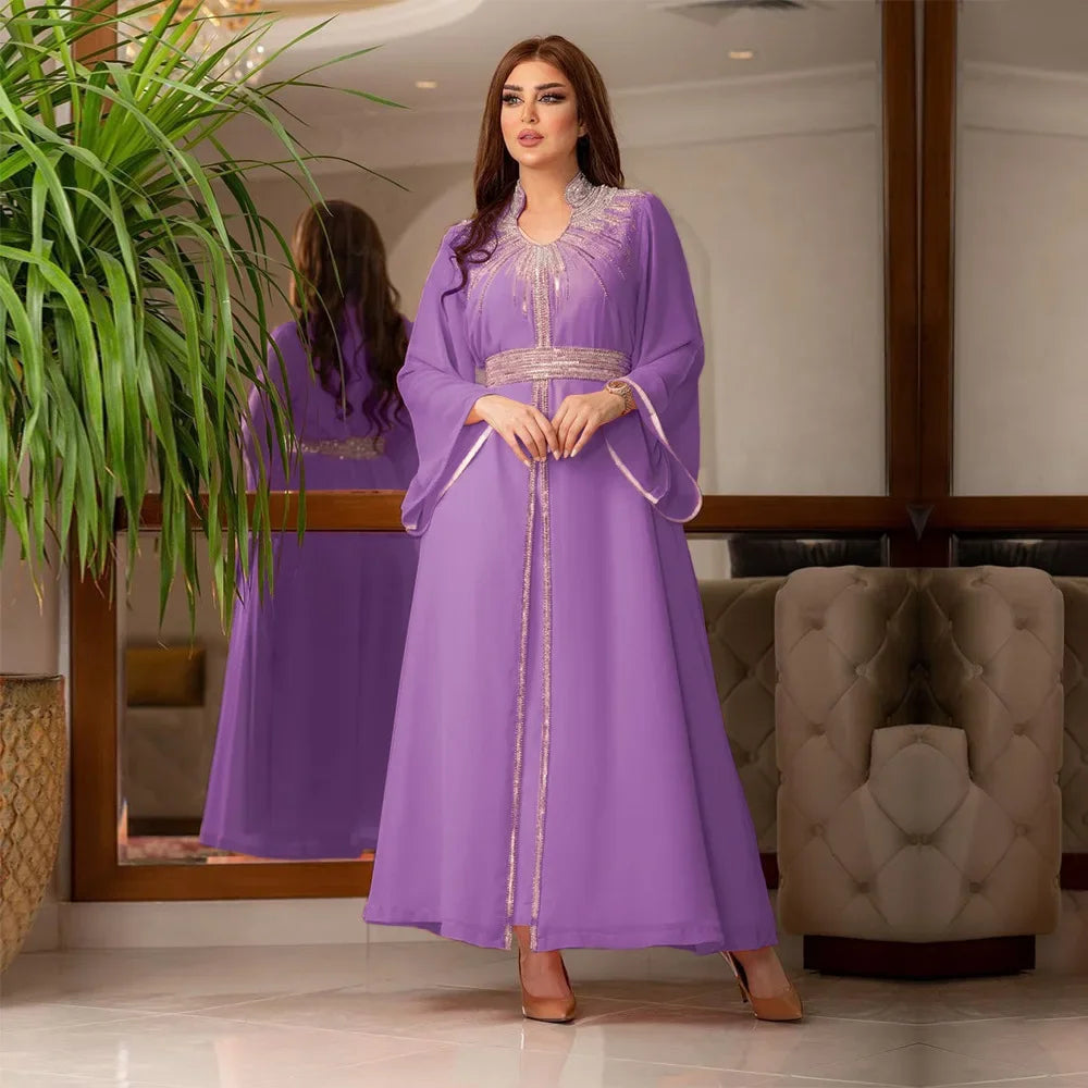 ارفع من شراكة الموضة المحتشمة مع هذا الفستان الفاخر الفاخر، المصمم لتكريم التقاليد الإسلامية الخالدة مع احتضان الأناقة المعاصرة.