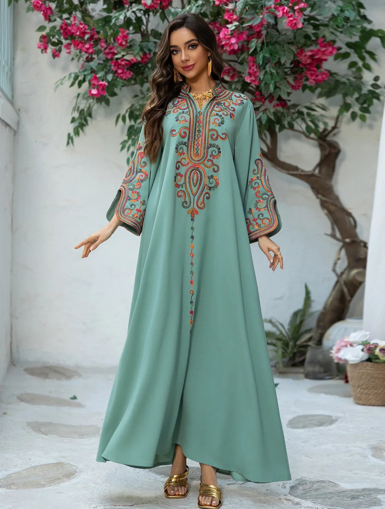 اكتشفوا الأناقة الخالدة مع العباءات المطرزة، المصممة بعناية للمرأة المسلمة العصرية.