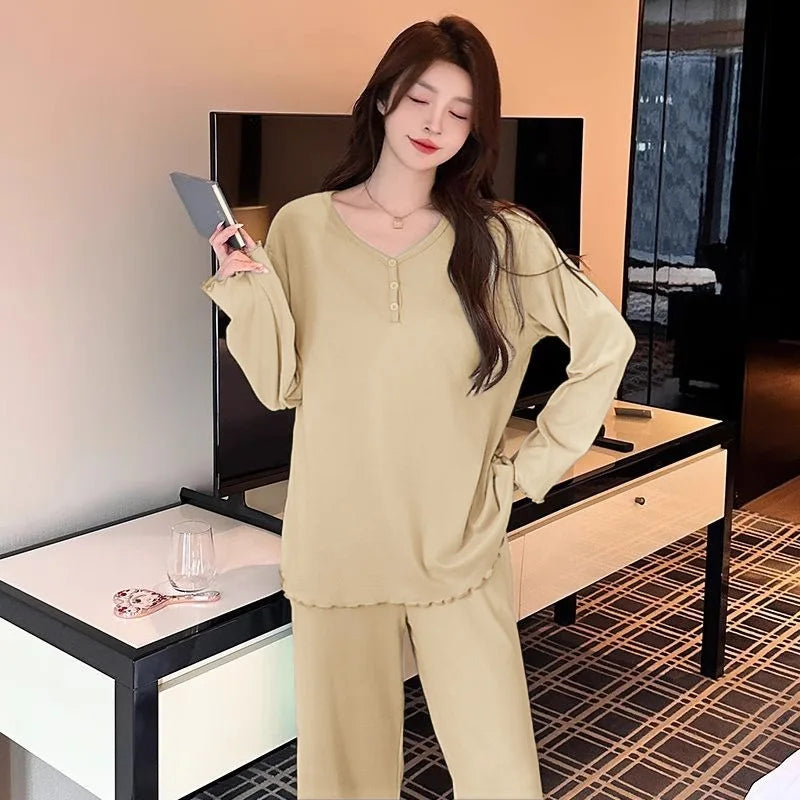طقم بيجاما نسائي من المخمل الفاخر يتميز بياقة على شكل V لتوفير أناقة مريحة، وهو مثالي للنوم والاسترخاء.