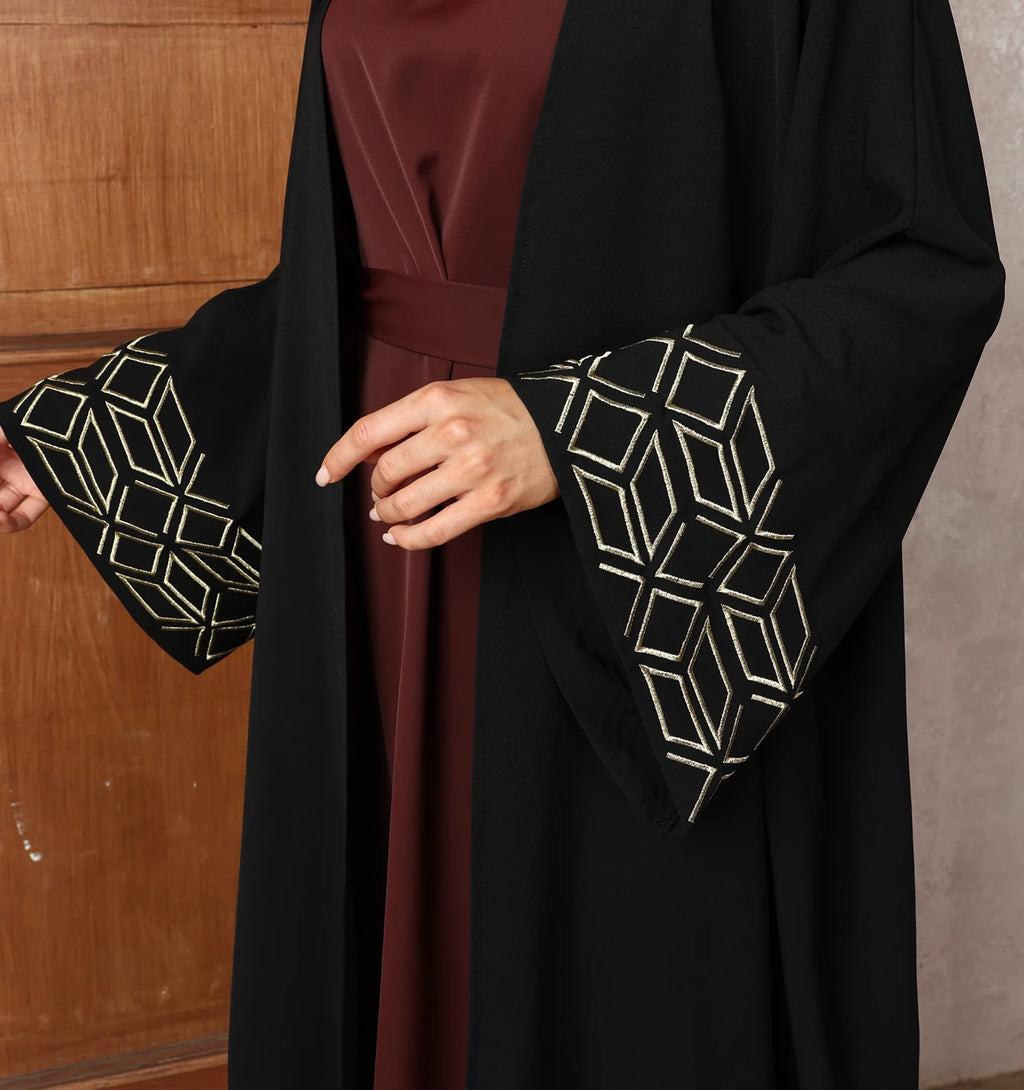 عباية تطريز 2025 تجمع بين الأناقة والراحة لتكون خيارك المثالي في أجواء عيد الفطر ورمضان.