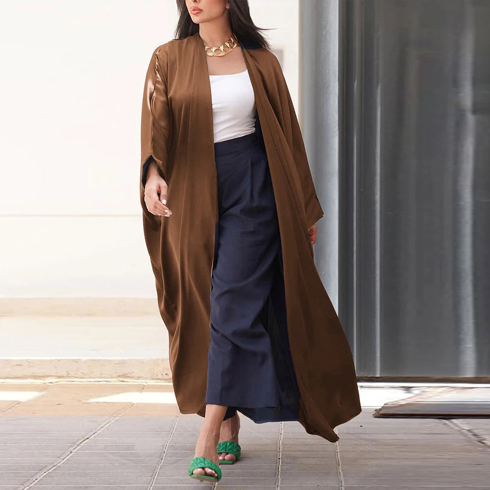 عباءة كافية بكم بات سليف مودست باللونين الأسود والأزرق تجمع بين الأناقة والاحتشام، مصممة خصيصًا لتلبي احتياجات المرأة في دبي.