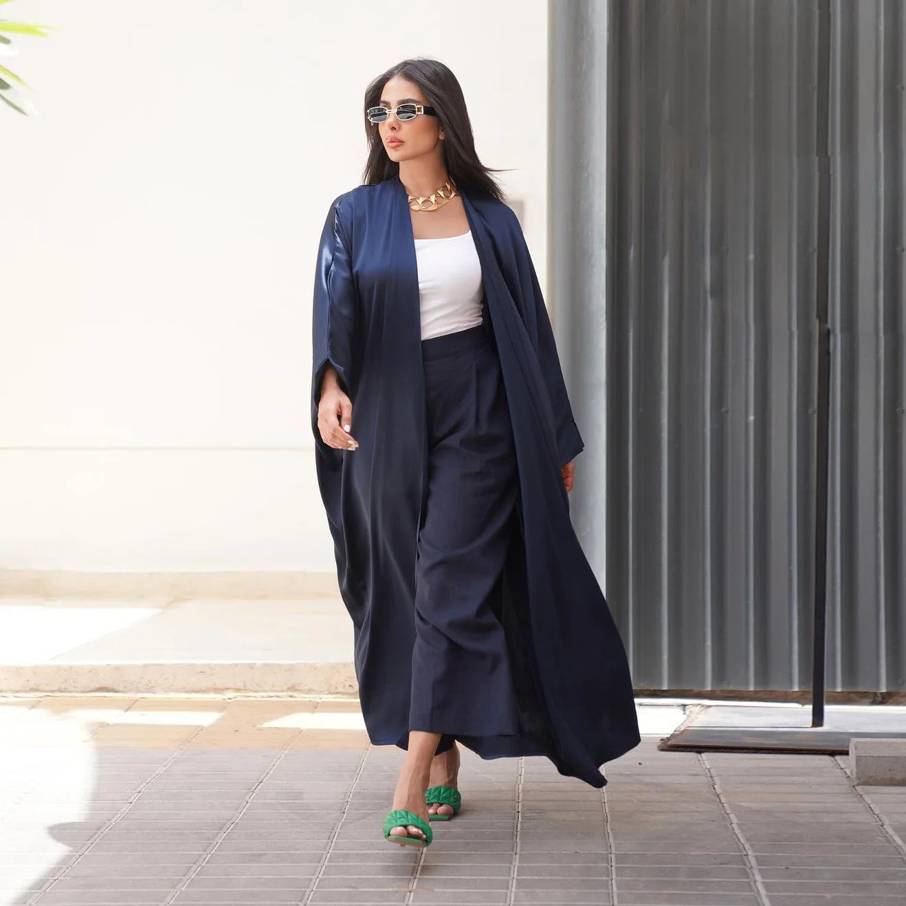 عباءة كافية بكم بات سليف مودست باللونين الأسود والأزرق تجمع بين الأناقة والاحتشام، مصممة خصيصًا لتلبي احتياجات المرأة في دبي.